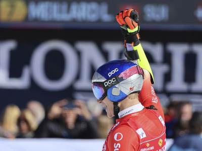 Švajčiarsky lyžiar Marco Odermatt sa teší po triumfe v obrovskom slalome