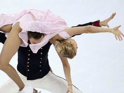 Súťažný pár Jekaterina Bobrovová a Dmitrij Soloviev v akcii.