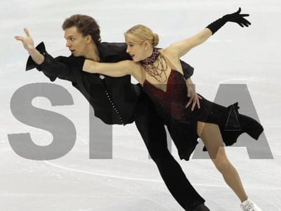 Súťažný pár Jekaterina Bobrovová a Dmitrij Soloviev v akcii.