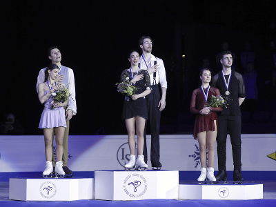 Taliansky pár Sara Contiová a Niccolo Macii (uprostred) získal zlato v súťaži športových dvojíc na majstrovstvách Európy v krasokorčuľovaní vo fínskom Espoo
