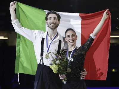 Taliansky pár Sara Contiová a Niccolo Macii sa teší zo zisku zlatej medaily v súťaži športových dvojíc na majstrovstvách Európy v krasokorčuľovaní vo fínskom Espoo