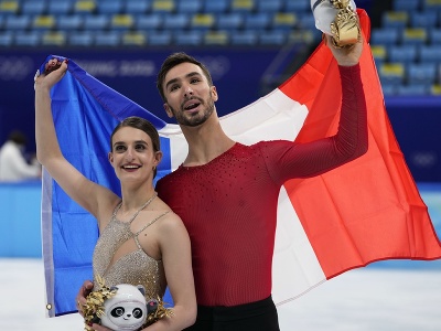 Francúzski krasokorčuliari Gabriella Papadakisová a Guillaume Cizeron získali zlaté medaily v súťaži tanečných párov na ZOH 2022 v Pekingu