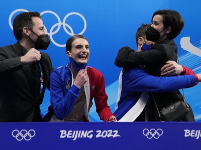 Francúzski krasokorčuliari Gabriella Papadakisová a Guillaume Cizeron sa tešia zo zisku zlatej medaily po voľnej jazde tanečných párov na ZOH v Pekingu