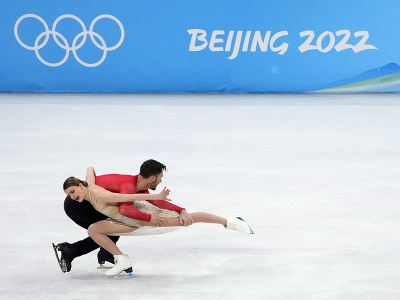 Francúzski krasokorčuliari Gabriella Papadakisová a Guillaume Cizeron vystupujú počas voľnej jazdy tanečných párov na ZOH v Pekingu