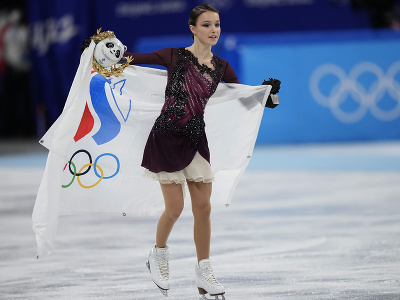 Krasokorčuliarka Ruského olympijského výboru (ROC) Anna Ščerbakovová získala zlatú medailu v súťaži sólistiek na ZOH 2022 v Pekingu