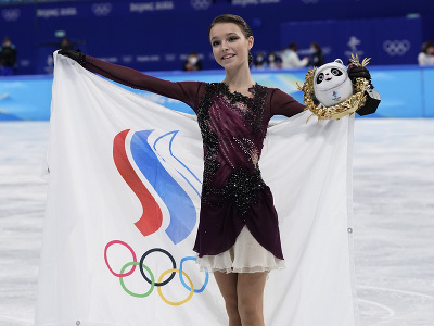 Krasokorčuliarka Ruského olympijského výboru (ROC) Anna Ščerbakovová získala zlatú medailu v súťaži sólistiek na ZOH 2022 v Pekingu