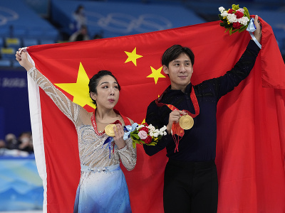 Domáci čínski krasokorčuliari Wen-ťing Suej a Cchung Chan získali na ZOH 2022 zlato v súťaži športových dvojíc v novom svetovom rekorde