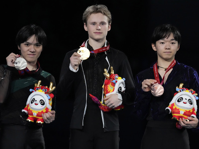 Šoma Uno, Iľja Malinin a Yuma Kagiyama na stupni víťazov