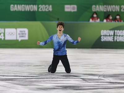 Na snímke slovenský krasokorčuliar Adam Hagara sa raduje na konci svojej voľnej jazdy na zimných olympijských hrách mládeže 2024 v kórejskom Kangwone
