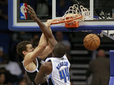 Kris Humphries a Andrew