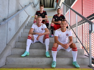 Na snímke zľava dole hráči FC Spartak Trnava Roman Procházka, Martin Mikovič a zľava hore Sebastián Kóša a Kristián Koštrna pózujú v nových dresoch na sezónu 2021/2022