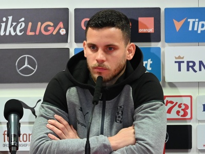 Na snímke hráč Spartaka Trnava Kristián Koštrna počas tlačovej konferencie