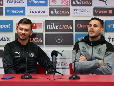 Na snímke zľava tréner Spartaka Trnava Michal Gašparík a hráč Kristián Koštrna počas tlačovej konferencie