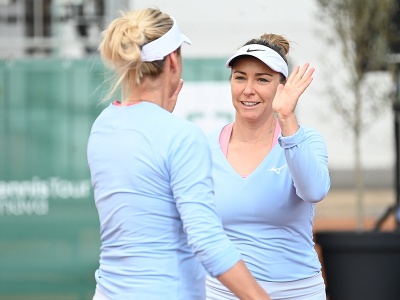 Na snímke slovenské tenistky, z pravej strany Kristína Kučová a Zuzana Feltsan Kučová