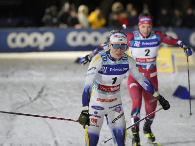 Na snímke Nórka Kristine Stavaas Skistadová (vpravo) a Švédka Jonna Sundligová v semifinále šprintu žien voľne na Svetovom pohári v behu na lyžiach v estónskom Talline 