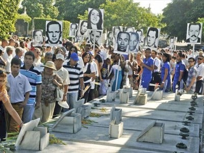 Ľudia si uctievajú pamiatku 24 kubánskych šermiarov