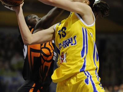 Lucia Kupčíková pod košom