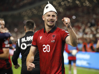 Albánsky futbalista Ylber Ramadani oslavuje triumf nad Českom