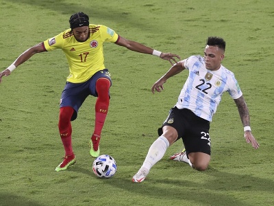 Kolumbijský futbalista Johan Mojica (vľavo) a argentínsky futbalista Lautaro Martinez v súboji o loptu