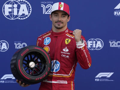 Charles Leclerc oslavuje svoje pole positon na Veľkej cene Monaka F1