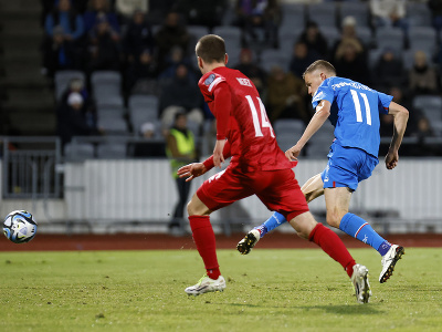 Na snímke vpravo hráč Islandu Alfred Finnbogason strieľa druhý  gól v zápase J-skupiny kvalifikácie ME 2024 vo futbale Island - Lichtenštajnsko v Reykjavíku
