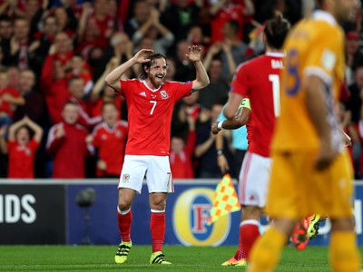 Joe Allen oslavuje gól Walesu