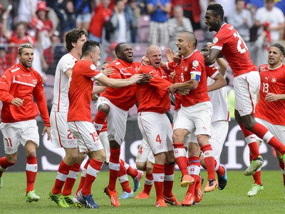 Haris Seferovič (9) so spoluhráčmi oslavuje víťazný gól Švajčiarska