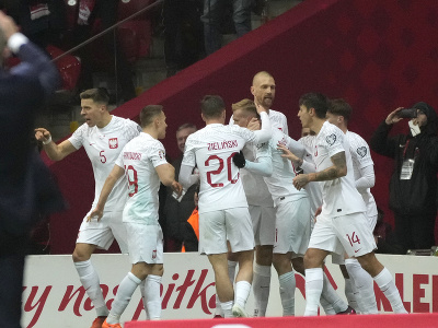 Futbalisti Poľska oslavujú gól v zápase proti Albánsku
