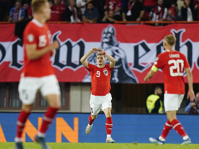 Rakúski futbalisti oslavujú gól