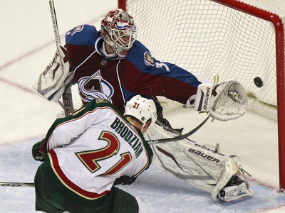 Kyle Brodziak a Peter