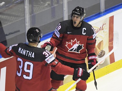 Na snímke radosť hráčov Kanady po druhom góle, vpravo autor gólu Kyle Turris v zápase základnej A-skupiny Kanada – USA