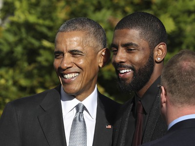 Kyrie Irving pózuje pre fotografov s prezidentom Barackom Obamom