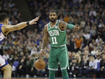 Kyrie Irving (vpravo) z Bostonu Celtics