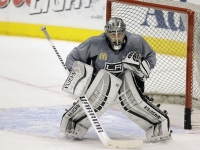Jonathan Quick na tréningu pred zápasom s Rangers
