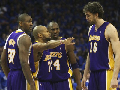Bojová porada Lakers - Artest, Fisher, Bryant, Gasol