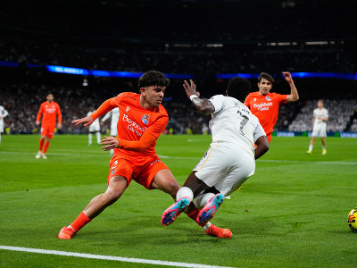 Jon Aramburu z Realu Sociedad (vľavo) fauluje Viniciusa Júniora z Realu Madrid