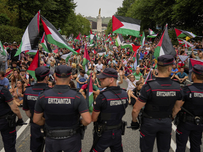 Ľudia s palestínskymi vlajkami
