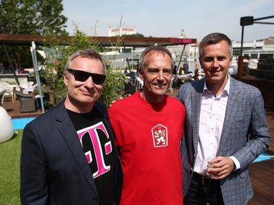 Ladislav Jurkemik na snímke s Milanom Vašinom (vpravo) a Dušanom Švalekom z Telekomu