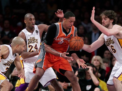 Channing Frye v obklúčení