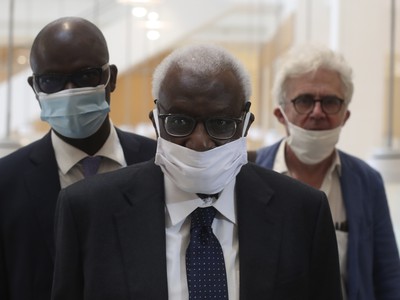 Bývalý prezident Medzinárodnej asociácie atletických federácií (IAAF) Lamine Diack prichádza so svojím právnikom Williamom Bourdonom na súd
