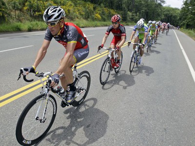 Lance Armstrong, za ním