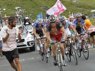 Lance Armstrong pri stúpaní na legendárny Tourmalet