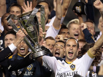 Landon Donovan s trofejou