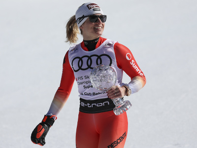 Na snímke švajčiarska lyžiarka Lara Gutová-Behramiová s malým góbusom po finále super-G žien v rámci Svetového pohára v alpskom lyžovaní v andorrskom Soldeu 