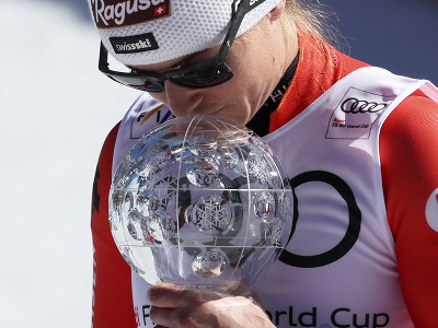 Na snímke švajčiarska lyžiarka Lara Gutová-Behramiová pózuje s malým glóbusom po finále super-G žien v rámci Svetového pohára v alpskom lyžovaní v andorrskom Soldeu 