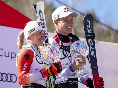 Švajčiarski lyžiari Marco Odermatt a Lara Gutová-Behramiová držia malé glóbusy po finále Super-G Svetového pohára v andorrskom Soldeu