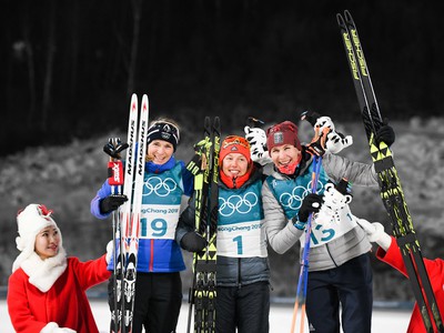 Sprava: Slovenská biatlonistka Anastasia Kuzminová, nemecká biatlonistka Laura Dahlmeierová a francúzska biatlonistka Anais Bescondová na stupňoch pre víťazov