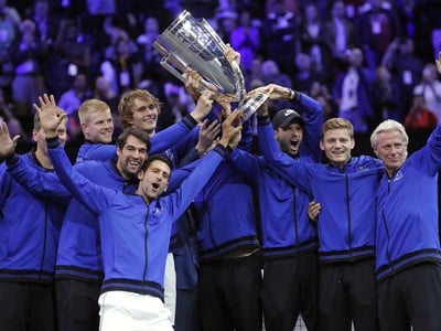 Tenisti z výberu Európy pózujú s trofejou po triumfe na druhom ročníku Lavera Cupu v Chicagu