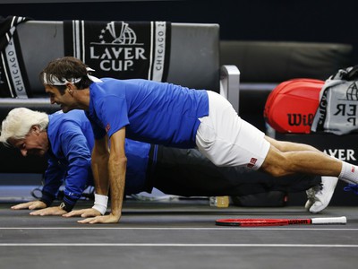 Björn Borg (vľavo) a Roger Federer z výberu Európy robia kľuky po výhre vo dvojhre nad výberom sveta na druhom ročníku Lavera Cupu