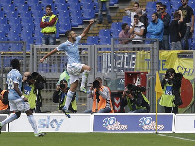 Antonio Candreva sa raduje z gólu, víkendový zápas Lazia bol 15 minút takmer bez divákov